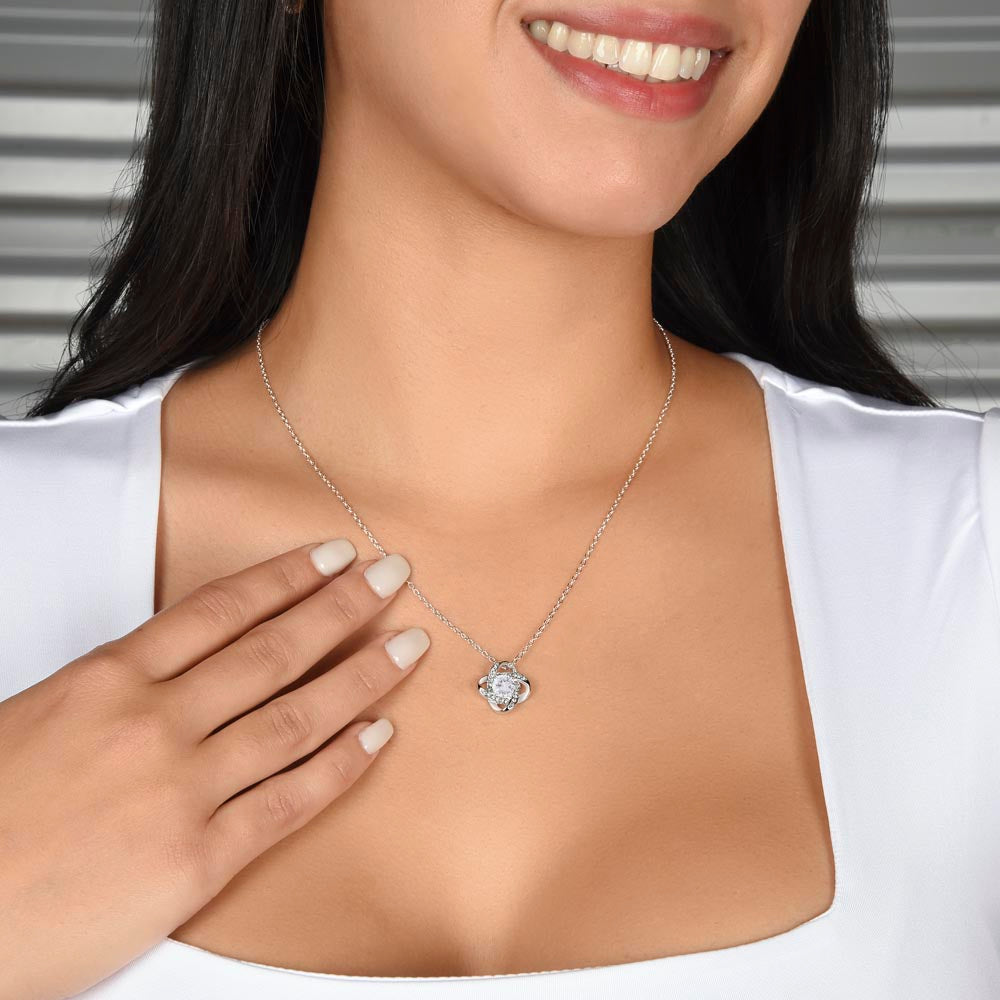 Forever Love Knot Necklace – Perfect Gift for Mom from Daughter